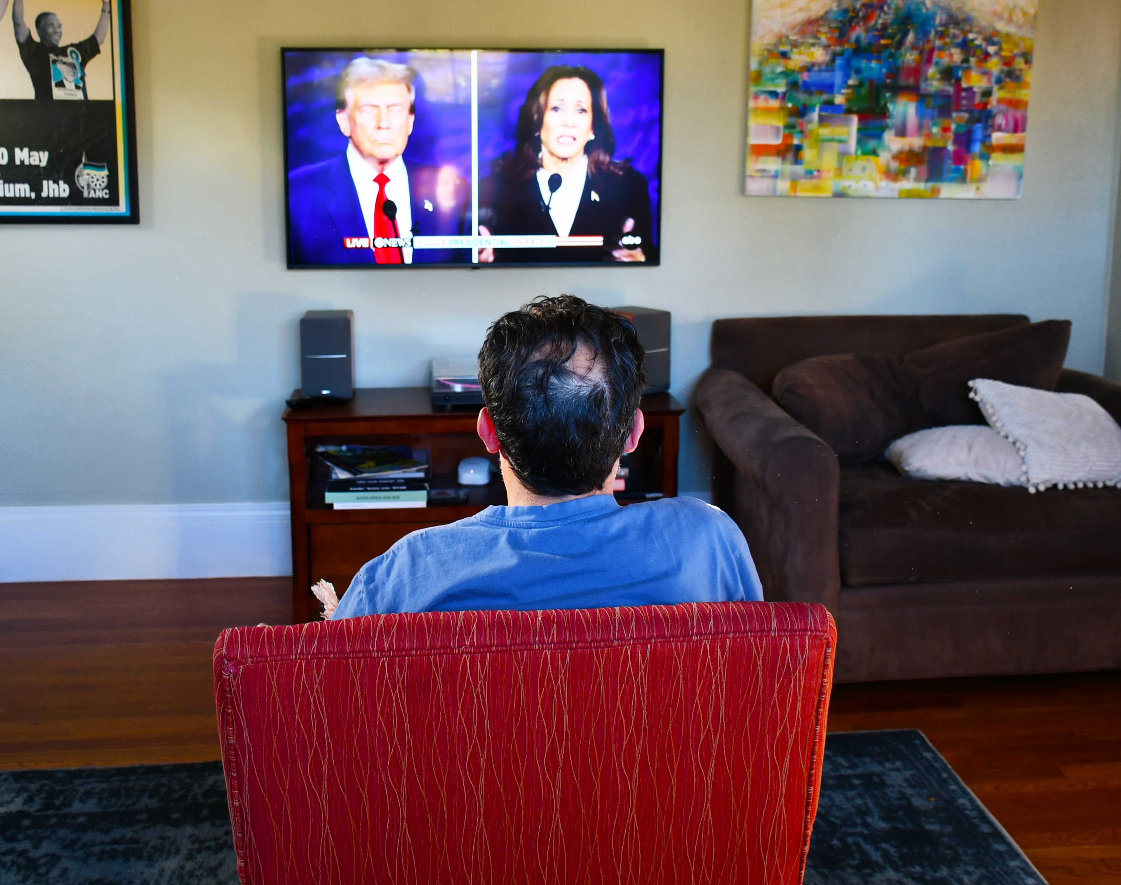 Why we watch political debates: Information vs. entertainment